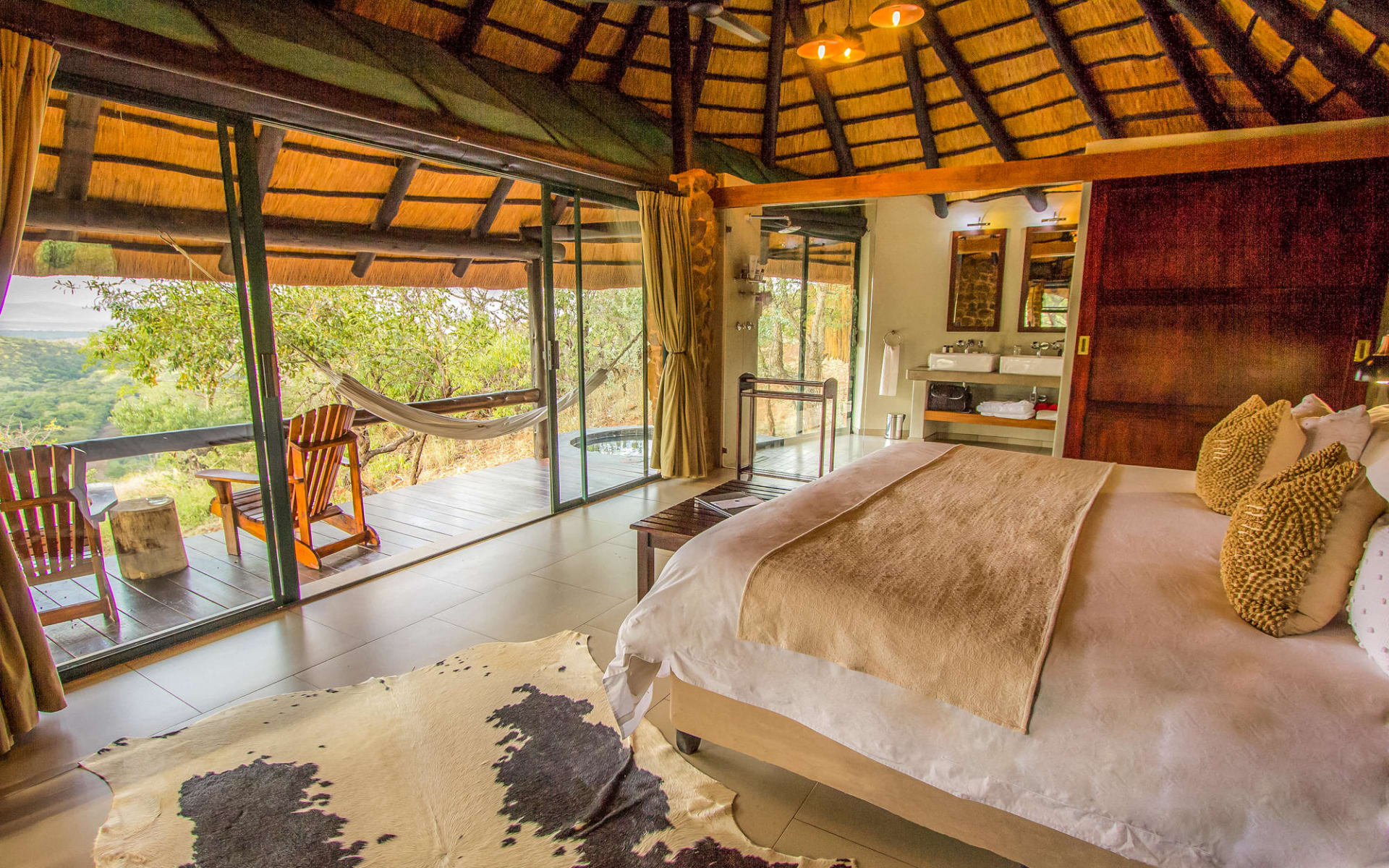 Leopard_mountain_safari_lodge_south_africa_bedroom-1